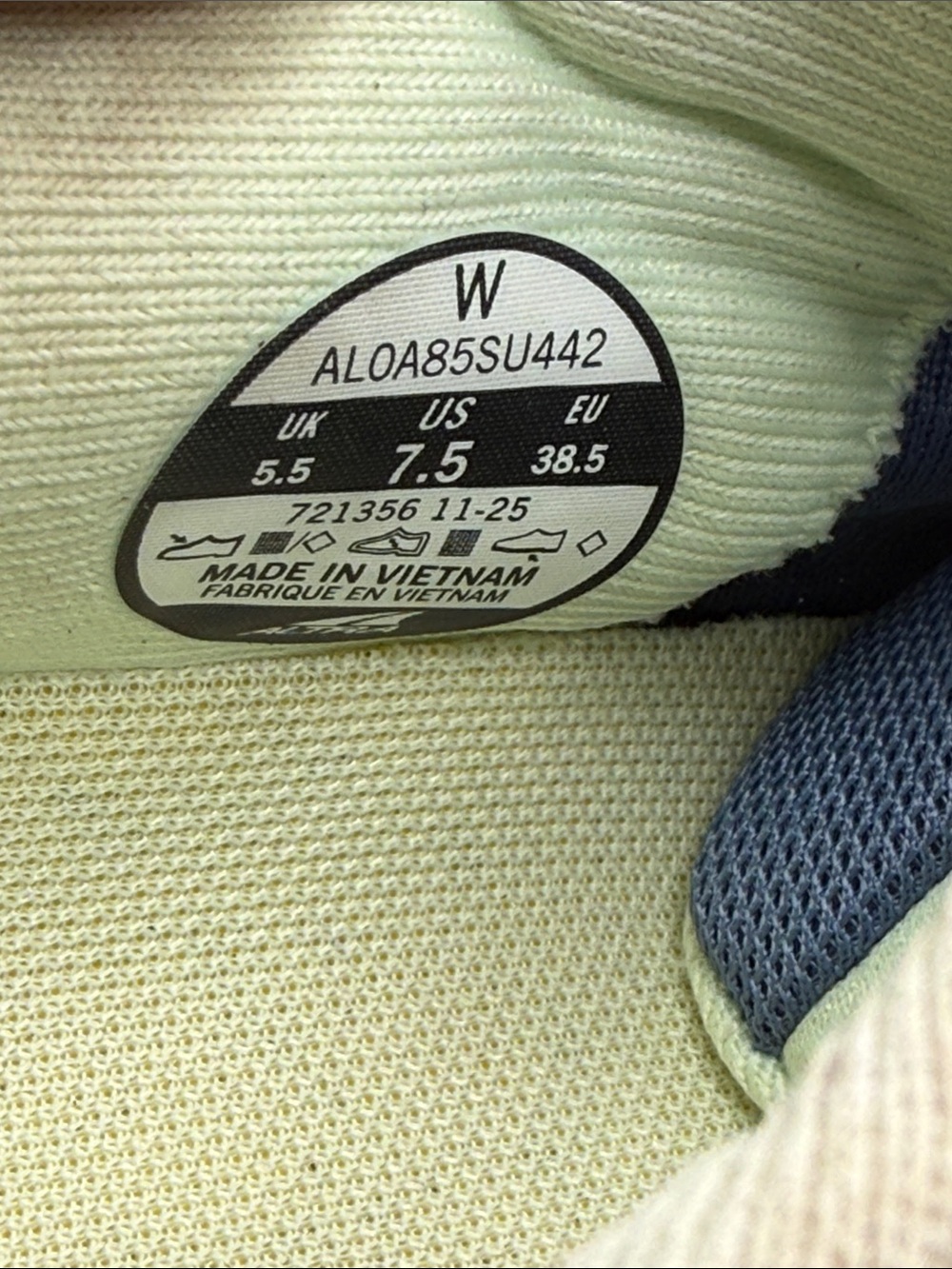Altra Experience Wild 3 women’s 7.5 Navy and Olive Green Trail Running S1 - Picture 6 of 6